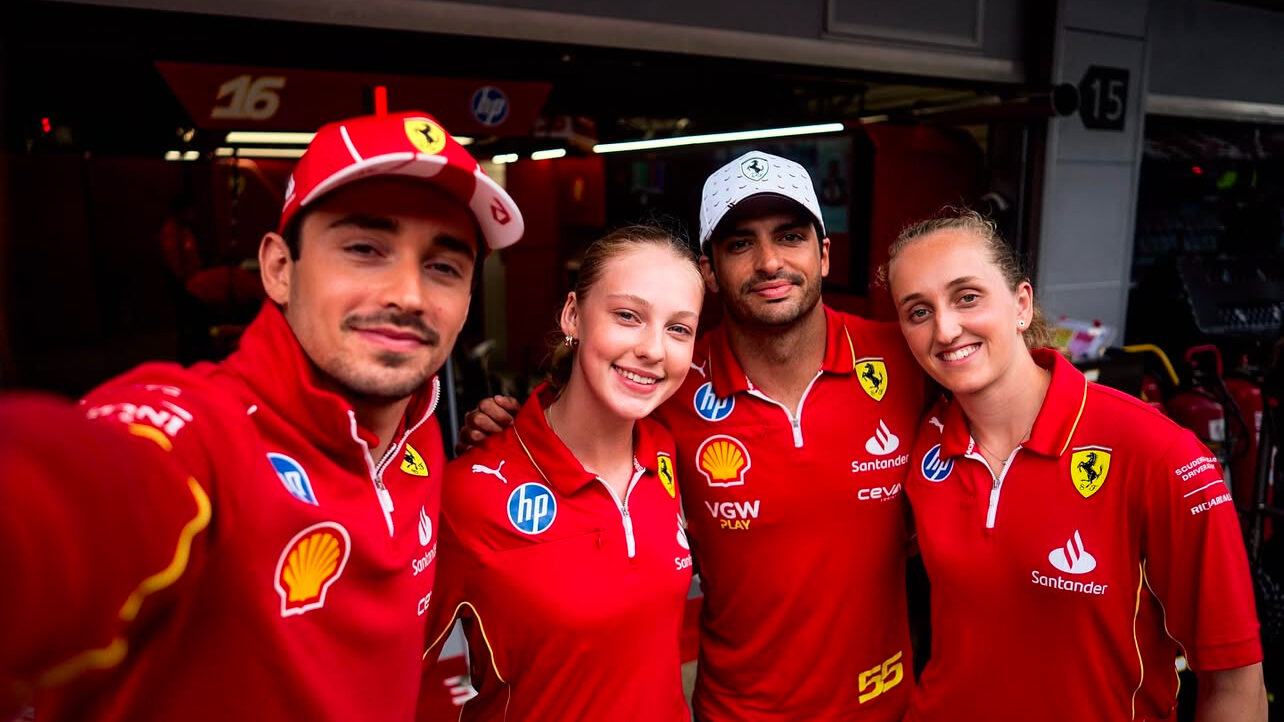 F1 Academy – In the photo, from right to left: Charles Leclerc, Aurelia Nobels, Carlos Sainz, and Maya Weug during last season’s Spanish Grand Prix.