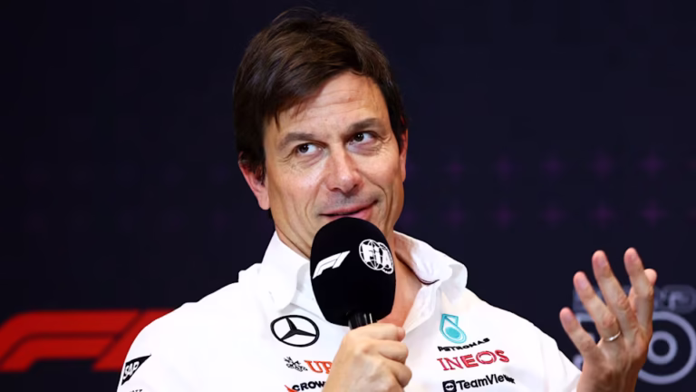 Wolff difende l'F1 75 a Londra e ironizza su Horner: le parole del team principal