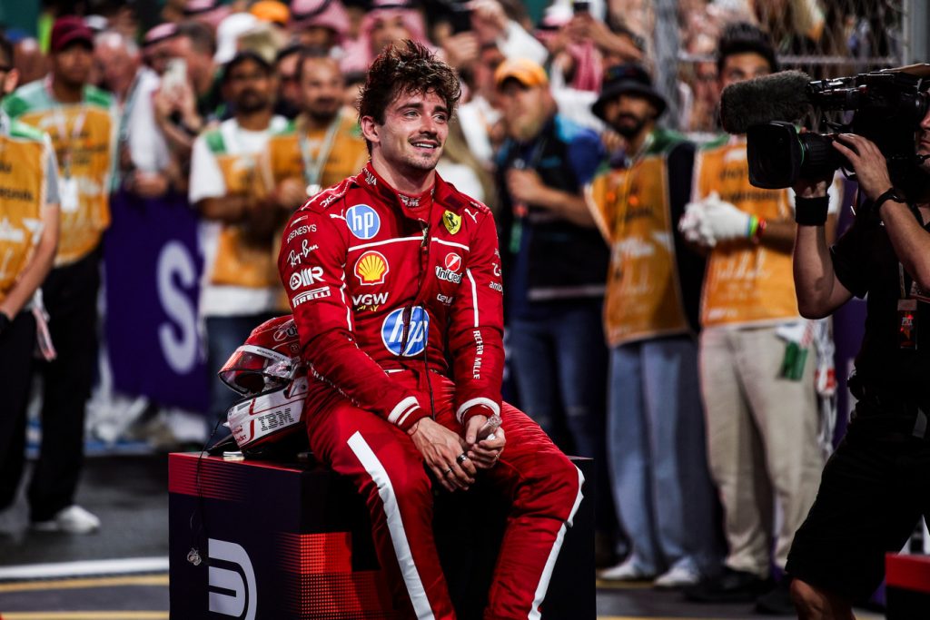 La magia di Charles Leclerc, l'araba fenice che splende nella notte di Jeddah