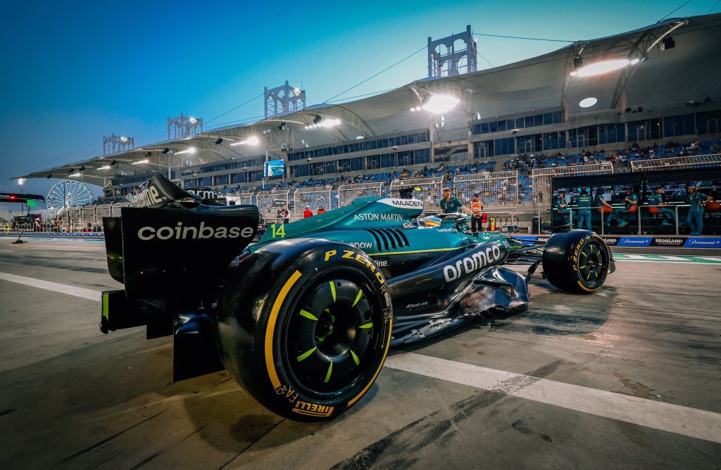 Panico per Alonso: il volante si stacca durante le FP2