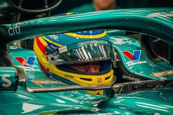 Panico per Alonso: il volante si stacca durante le FP2