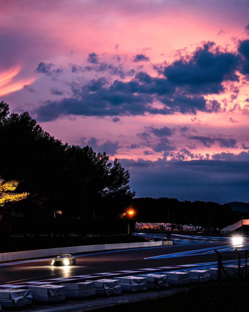 6h del Paul Ricard 2025: l'auto di Maro Engel, Matteo Cairoli e Lucas Auer al tramonto