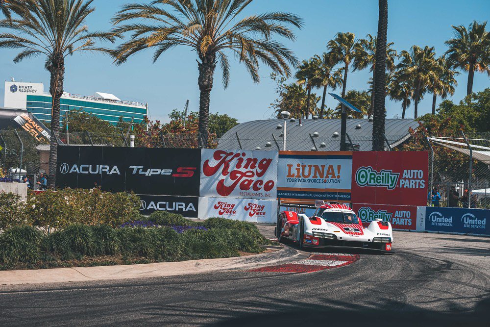 Acura Grand Prix of Long Beach 2025: Porsche comanda, la #6 nell'immagine insegue la #7
