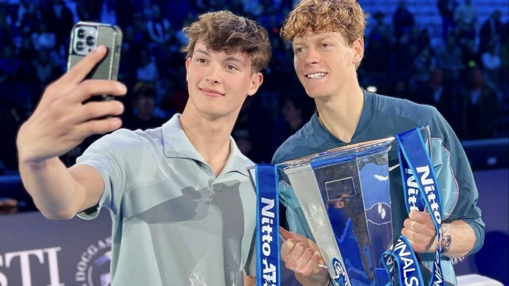 Novembre 2024, Oliver Bearman insieme a Jannik Sinner alla finale delle ATP Finals 2024.