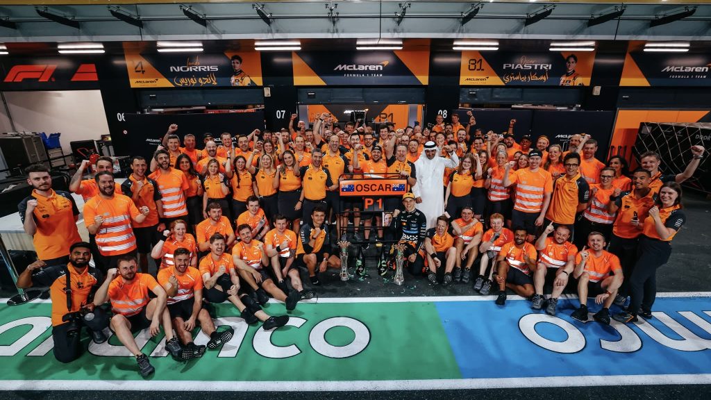 Zak Brown - CEO di McLaren - festeggia insieme ai suoi piloti e al team principal Andrea Stella il terzo successo stagionale di Oscar Piastri, nuovo leader del mondiale.