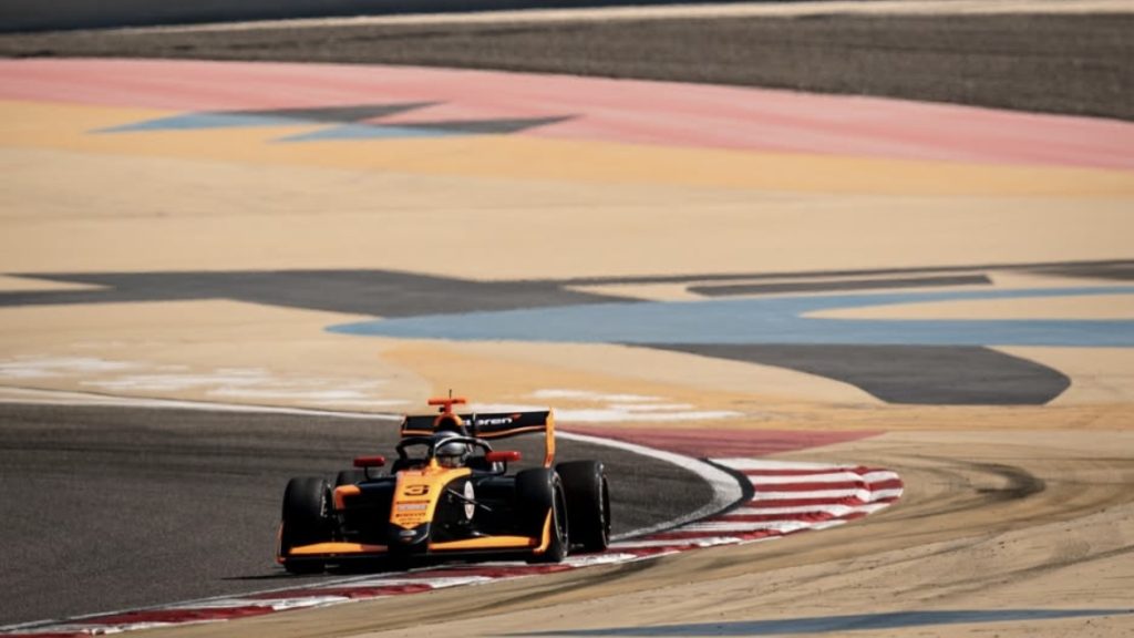 F3 Sprint Race in Bahrain: Ritiro per la Prema con livrea Mclaren di Ugo Ugochukwu, a causa di un contatto con il compagno di squadra Badoer.