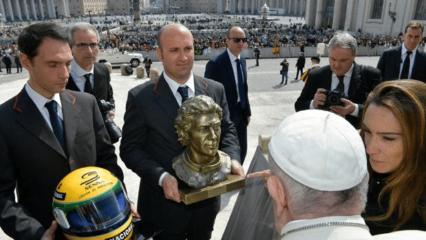 Papa Francesco, quel regalo speciale dedicato ad Ayrton Senna: il ricordo