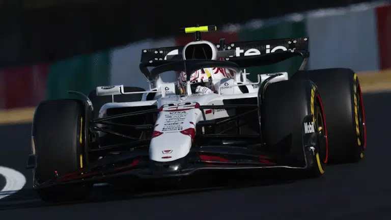 Tsunoda in azione a Suzuka durante le prove libere