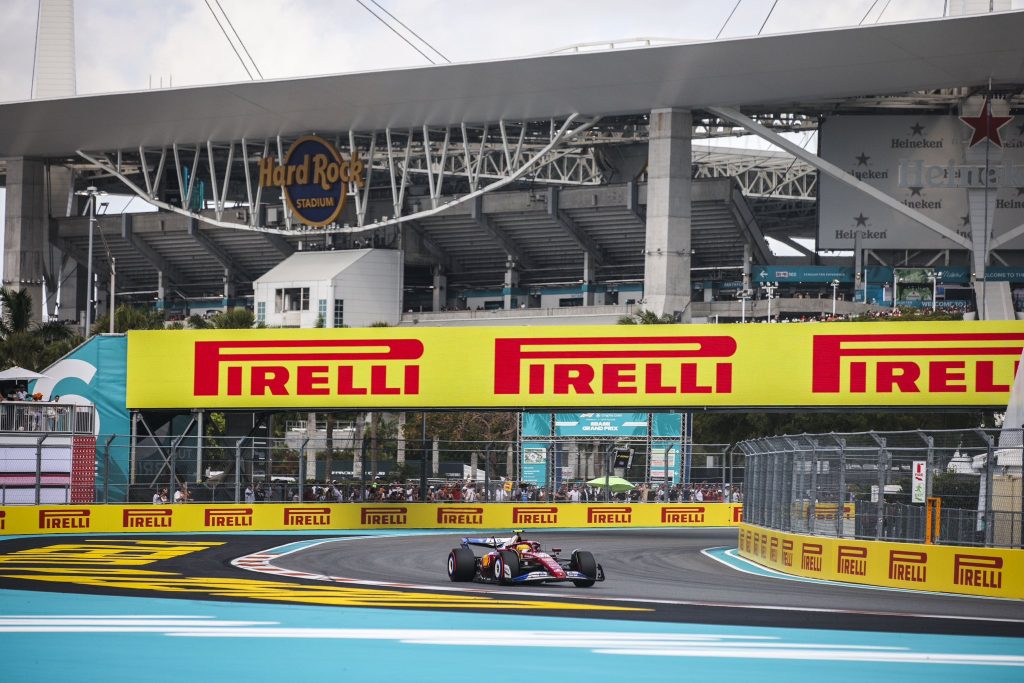 Ferrari, Hamilton: "Ci stiamo grattando la testa per capire come migliorare la macchina"