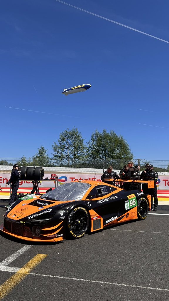 6h di Spa 2025: la McLaren vittima del grande botto a Les Combes, prima della gara assieme al dirigibile Goodyear