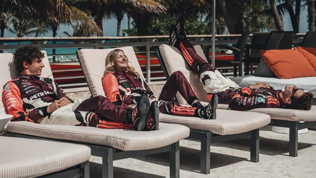 F1 Academy in Miami: In the photo, Doriane Pin (center) is pictured with Andrea Kimi Antonelli (left) and George Russell (right), wearing the special race suit launched by the Mercedes AMG-Petronas F1 Team for the weekend.