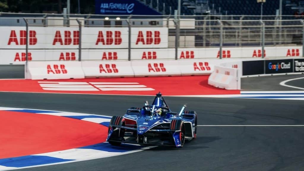 Théo Pourchaire al volante della Maserati Tipo Folgore nel corso dei Rookie Test a Jeddah