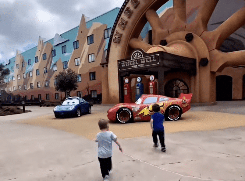 VIDEO – Two Kids See Lightning McQueen… and Their Reaction Is Pure Magic