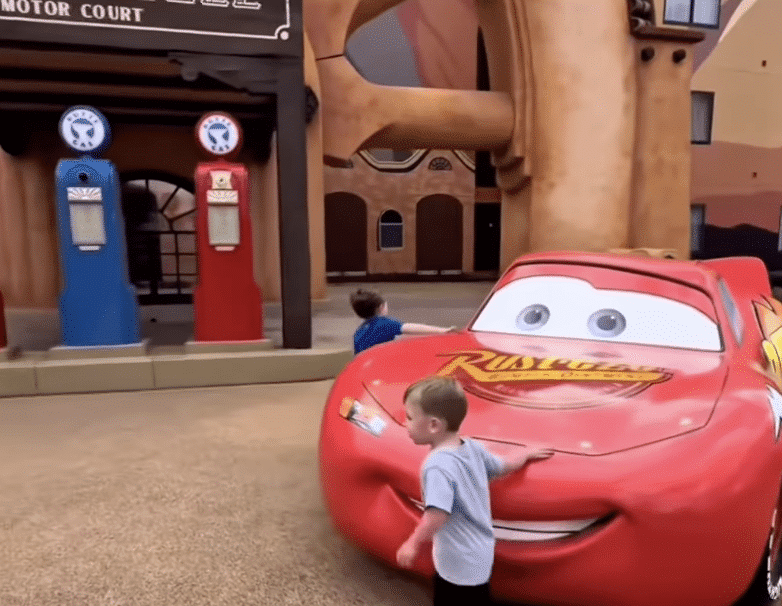 VIDEO – Two Kids See Lightning McQueen… and Their Reaction Is Pure Magic