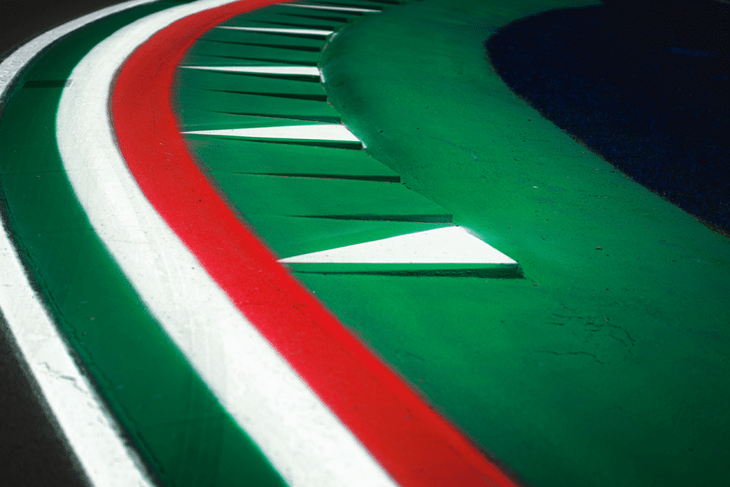 V8 in Formula 1, Domenicali Fires Up the Fans: The Answer That Ignites the Crowd