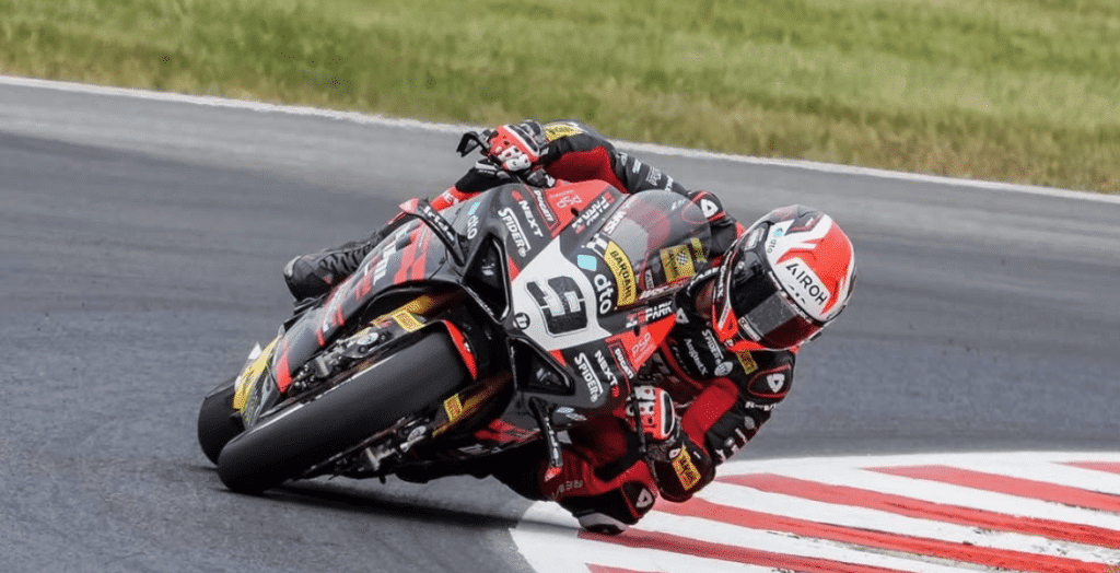 Gara 2 WorldSBK a Most: tre su tre per Razgatlioglu, ma che gara degli italiani! OUT Bautista