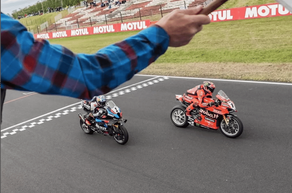 Il duello tra Bulega e Razgatlioglu si accende a Most: ecco il video del sorpasso!