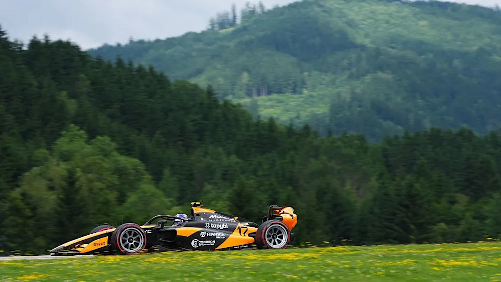 F2 Sprint Race in Austria: Gara compromessa per Alexander Dunne, che si trova in undicesima posizione e con cinque secondi di penalità da scontare.