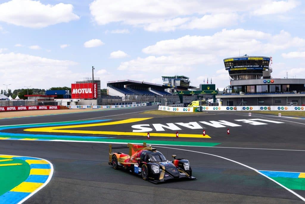 FP1 Le Mans 2025: subito in ghiaia la #24 del team Nielsen Racing!