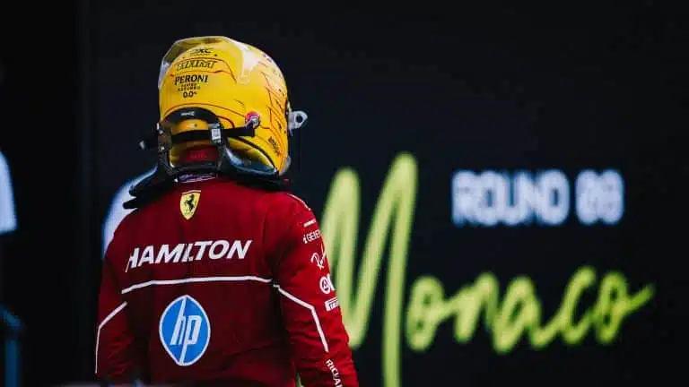 Uno studio in Rosso: chi è davvero Lewis Hamilton?