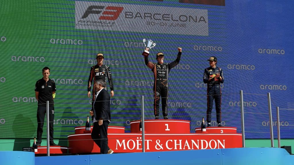 Termina la Feature Race F3 in Spagna. In foto, il podio della Sprint Race di ieri: doppietta del team Van Amersfoort, con Domingues (al centro) davanti a Ramos (a sinistra) e Tsolov (a destra).