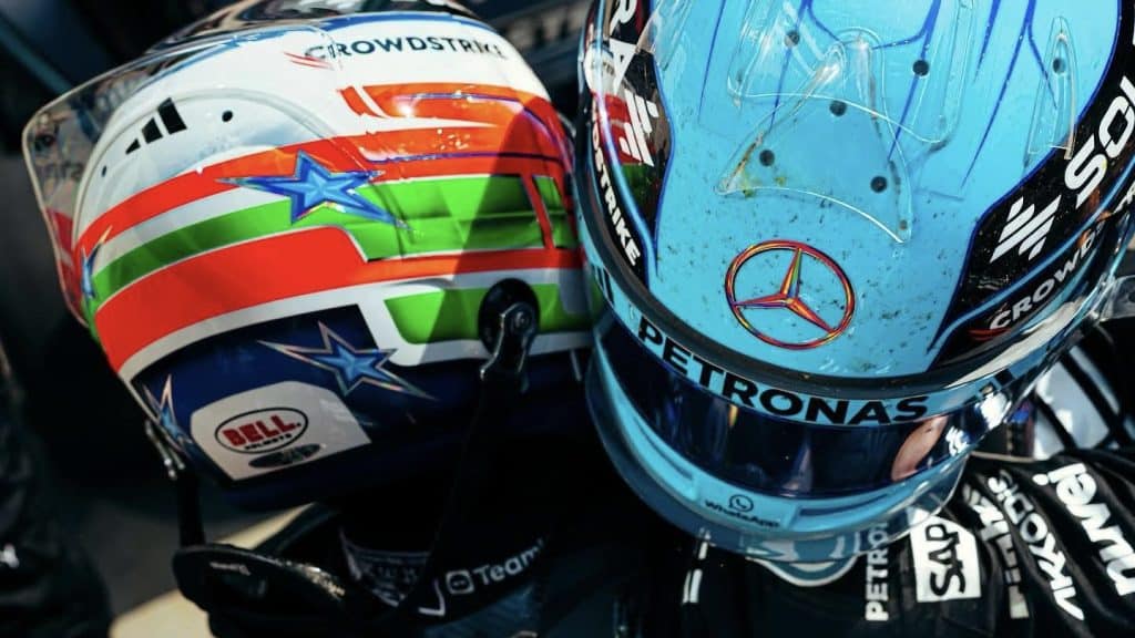 Il primo podio di Kimi Antonelli: in foto, l'abbraccio con il suo compagno di squadra George Russell. 