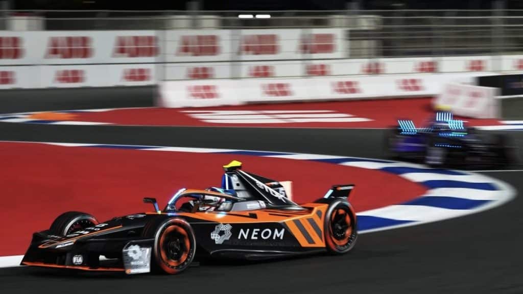 Alex Dunne al volante della NEOM McLaren nel corso dei Rookie Test di Jeddah.