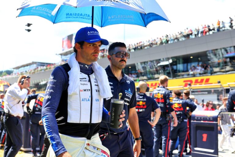 sainz stuzzica red bull