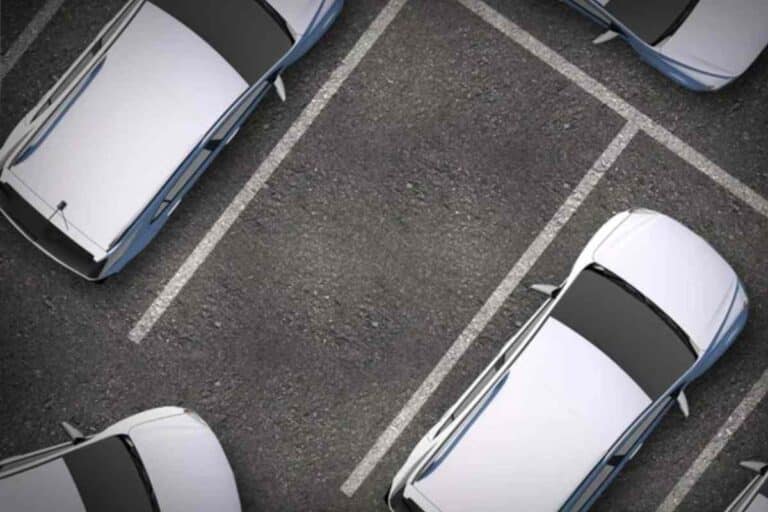 Auto compie un parcheggio