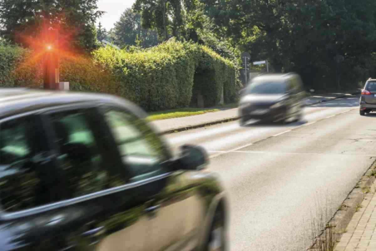 Il cuore tecnologico di BumpGuard è un radar integrato che misura in tempo reale la velocità del veicolo in avvicinamento.