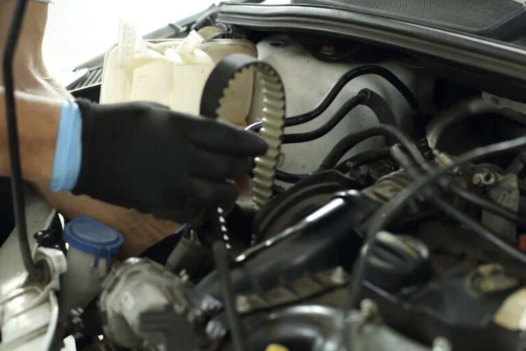 La cinghia di distribuzione rappresenta un componente fondamentale per il corretto funzionamento del motore di un veicolo.