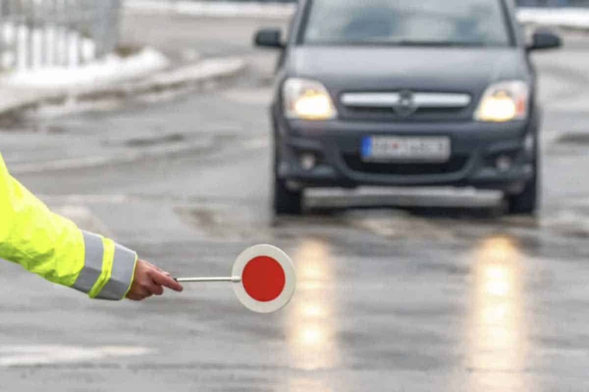 Sulle strade di campagna, la convivenza con veicoli lenti come i trattori spesso genera impazienza tra gli automobilisti.