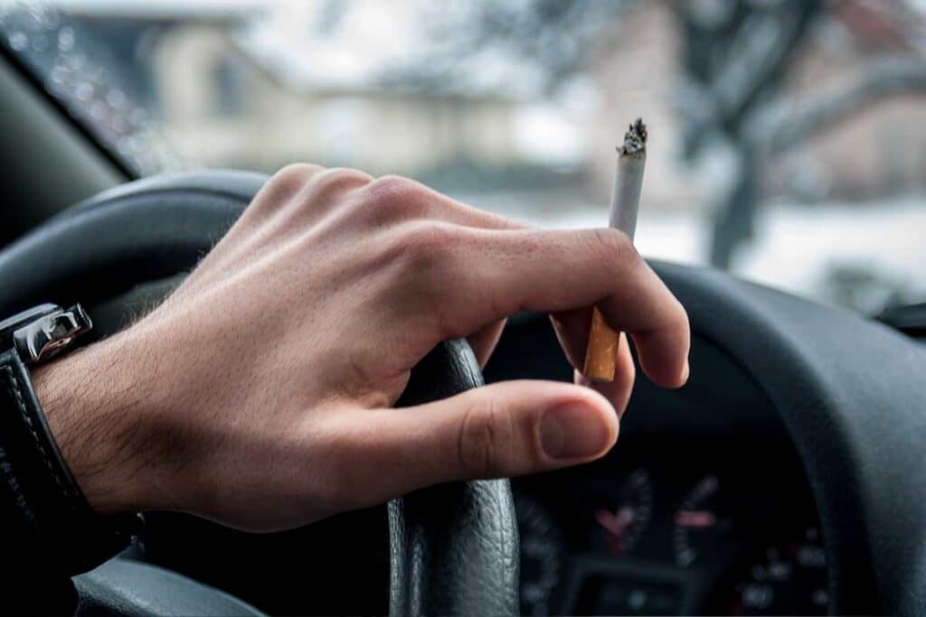 Fumare mentre si guida