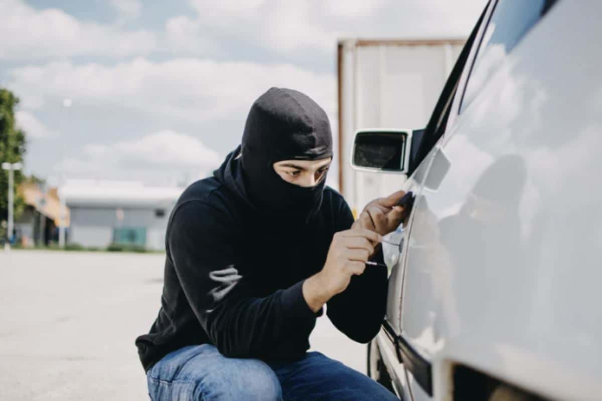 Nel contesto della crescente insicurezza legata alla proprietà dei veicoli in Italia, emerge con forza un fenomeno che va oltre il furto tradizionale