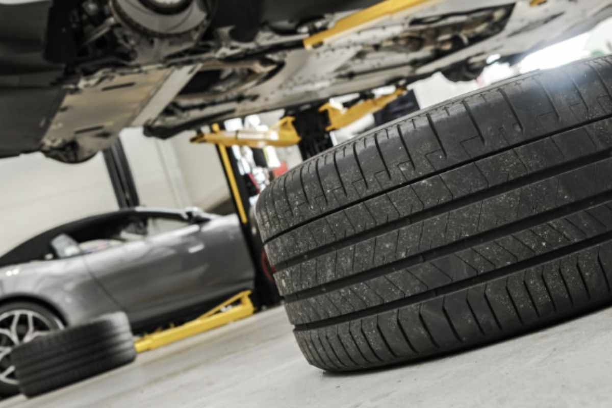 La marcatura DOT presente sul fianco di ogni pneumatico rappresenta un elemento fondamentale per conoscere non solo l’omologazione