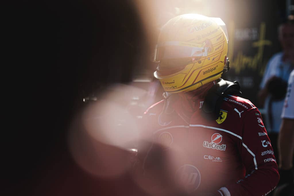 Lewis Hamilton ritiro a causa di un contatto contro le barriera, domenica difficile per l'inglese