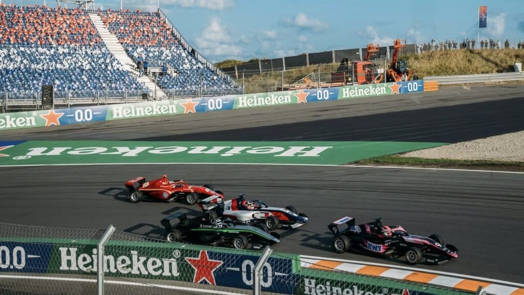 F1 Academy in the Netherlands: in the photo, Abbi Pulling ahead of Doriane Pin, Nerea Martí, and Maya Weug during the 2024 Zandvoort round.