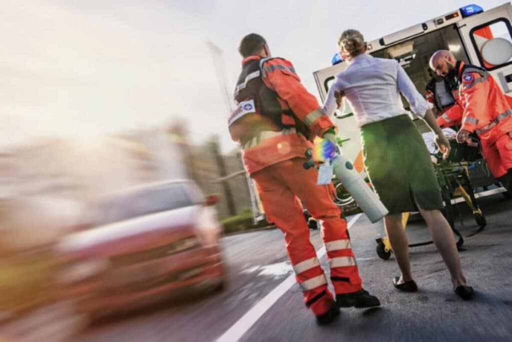 La legge consente alcune eccezioni alla regola dei 3 giorni, riconoscendo che circostanze particolari possono giustificare una denuncia tardiva senza perdita del diritto al risarcimento