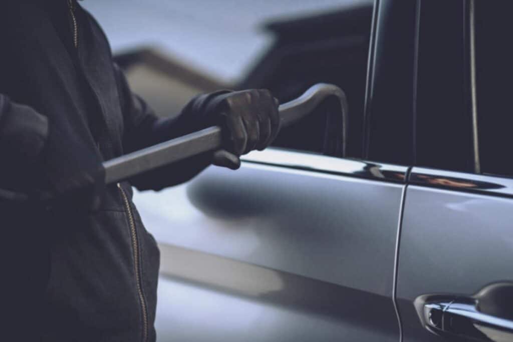 La clonazione delle chiavi elettroniche è una tecnica sofisticata che permette ai malviventi di ottenere l’accesso al veicolo senza segni di scasso