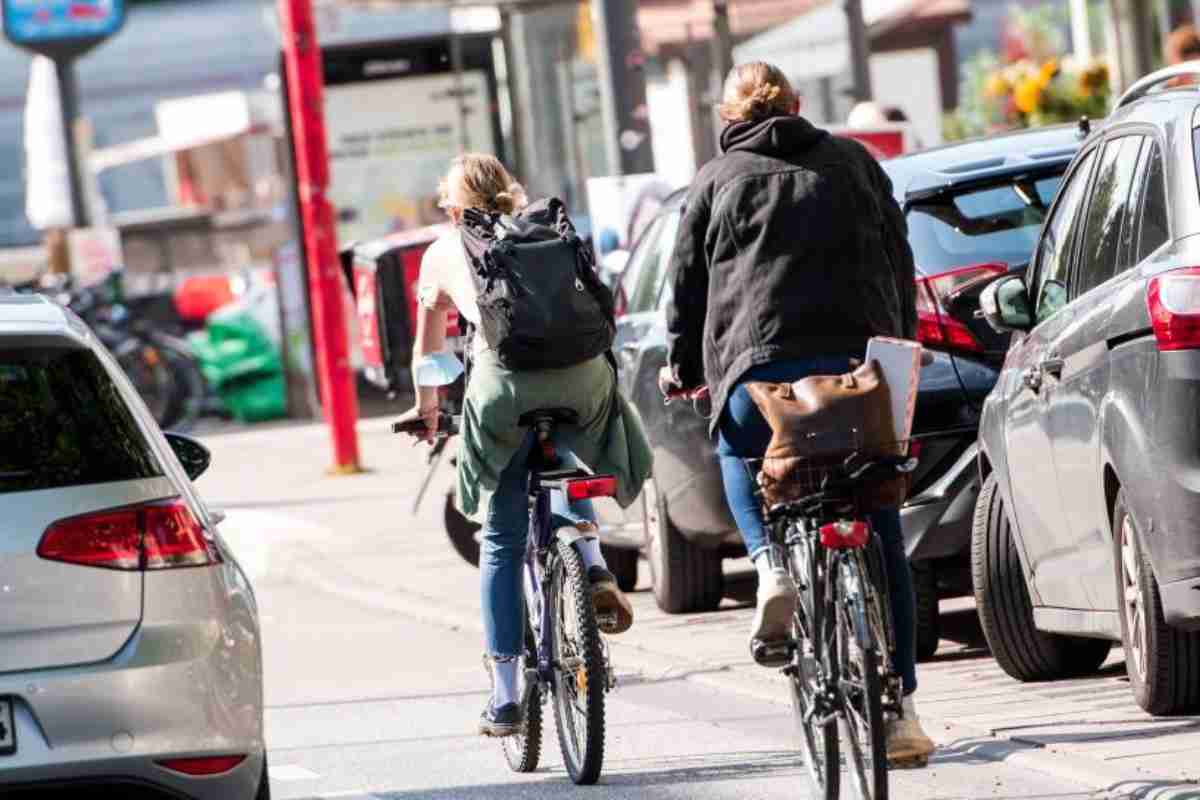 Sorpasso ai ciclisti