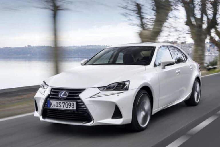 È arrivata in un centro demolizioni spagnolo una Lexus IS ibrida del 2019 con meno di 100.000 chilometri percorsi