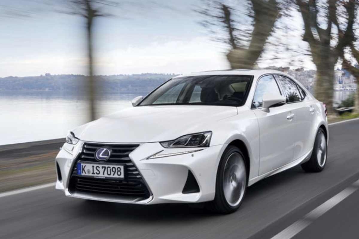 È arrivata in un centro demolizioni spagnolo una Lexus IS ibrida del 2019 con meno di 100.000 chilometri percorsi