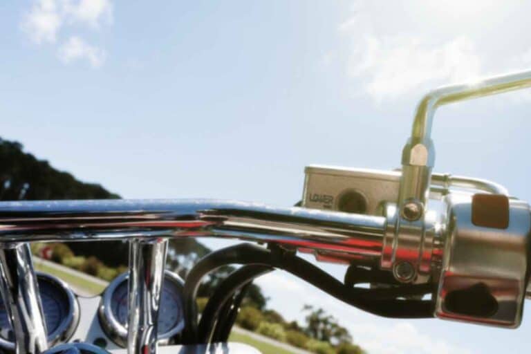 Al centro della narrazione di Easy Rider ci sono due motociclette divenute leggendarie: il chopper noto come Captain America e