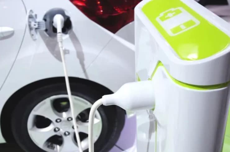 Passaggio all'elettrico si frena