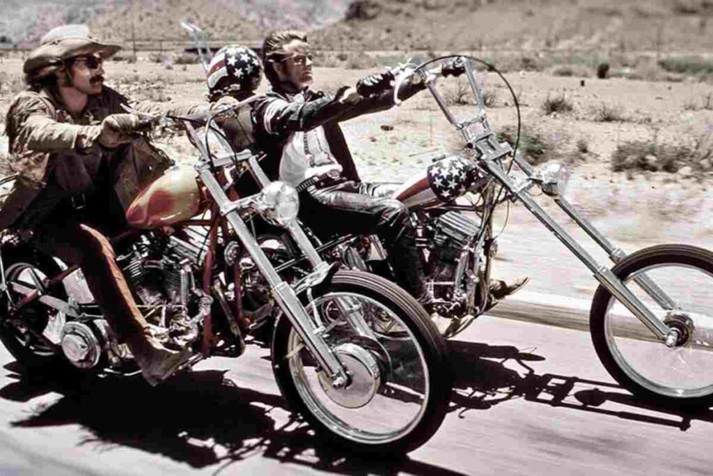 ennis Hopper, nato nel 1936 a Dodge City, Kansas, è stato un attore e regista anticonformista, la cui carriera è stata fortemente influenzata