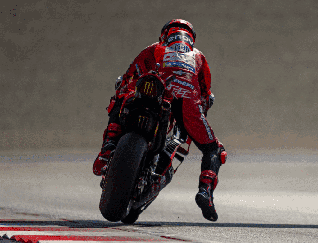 Bagnaia "Il Campione": no, Pecco, non è il momento per mollare.