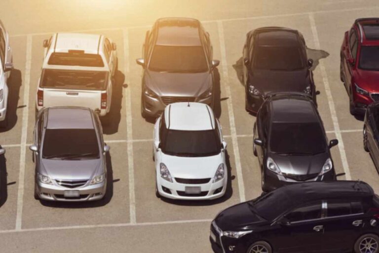 La Corte di Cassazione Civile, Sezione Seconda, con l’ordinanza n. 8397 del 28 marzo 2024, ha fornito chiarimenti importanti sul tema della sosta di un veicolo