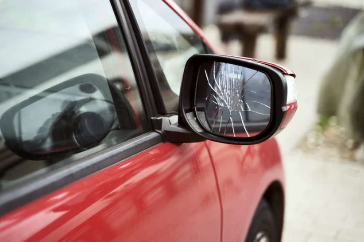 La sicurezza stradale passa anche attraverso il corretto uso degli specchietti retrovisori, fondamentali per una guida consapevole
