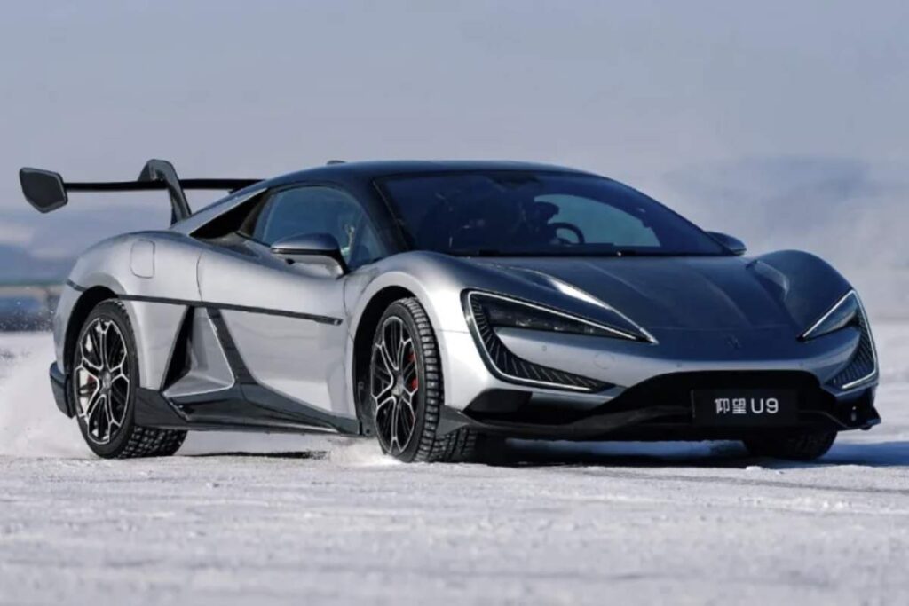 La versione standard della Yangwang U9 si presenta come un’hypercar elettrica da 1.300 CV, con quattro motori elettrici e una coppia di 1.680 Nm.