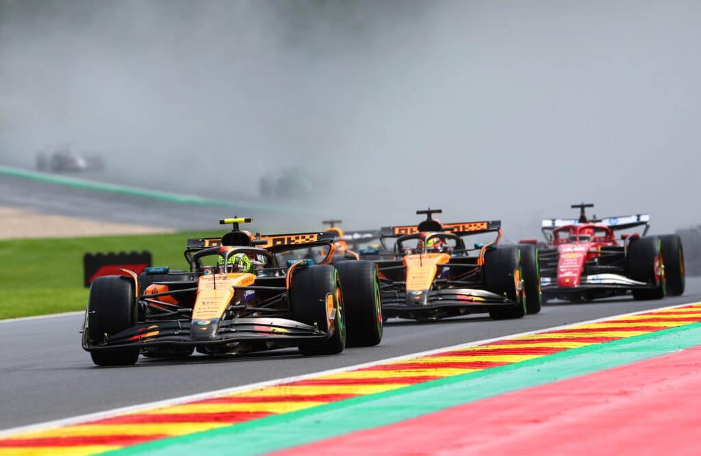 La partenza del Gran Premio del Belgio, rimandata di un'ora e mezza per le condizioni impraticabili della pista